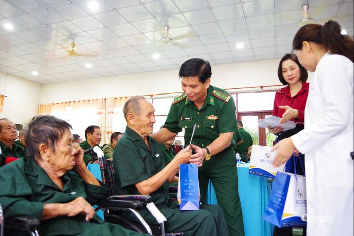 Tặng quà tri ân cho các thương binh, bệnh binh và người có công với cách mạng.