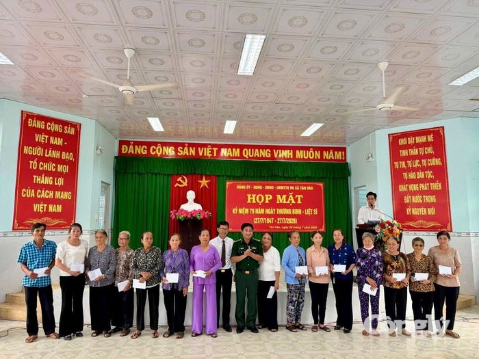 Trao quà tri ân các gia đình chính sách nhân kỷ niệm 79 năm Ngày Thương binh - Liệt sĩ.
