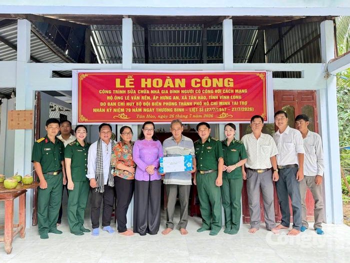 Bàn giao công trình sửa chữa nhà và trao quà cho gia đình người có công với cách mạng tại xã Tân Hào, tỉnh Vĩnh Long.