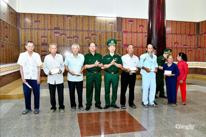 Tặng quà cho các Thương binh thuộc đội phòng thủ Tỉnh ủy Sóc Trăng (cũ).