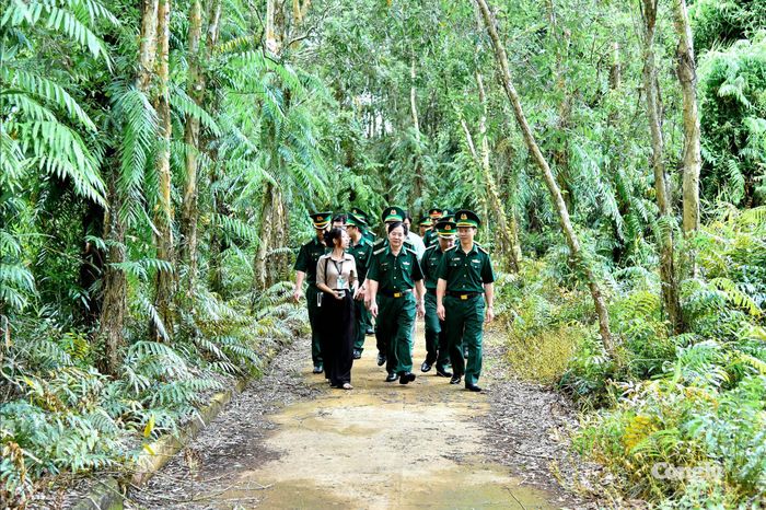 Các đại biểu tham quan Di tích lịch sử - văn hóa Khu căn cứ Tỉnh ủy Sóc Trăng.