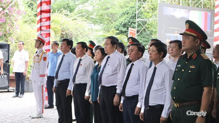 Các đồng chí lãnh đạo Đảng, Nhà nước tại lễ dâng hoa, dâng hương.