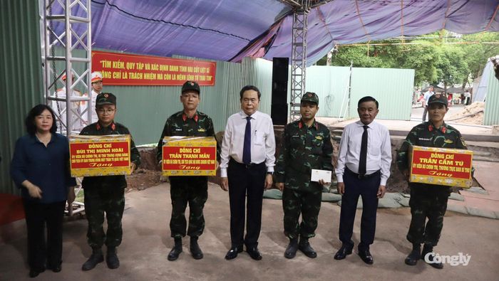Chủ tịch Quốc hội Trần Thanh Mẫn, Thường trực Ban Bí thư Trần Cẩm Tú, Chủ tịch Ủy ban Trung ương Mặt trận Tổ quốc Việt Nam Bùi Thị Minh Hoài tặng quà lực lượng tìm kiếm, quy tập hài cốt liệt sĩ.