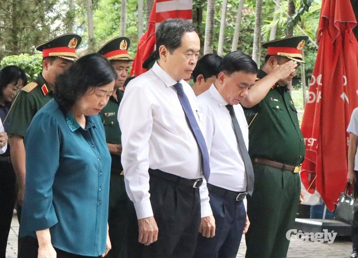 Chủ tịch Quốc hội Trần Thanh Mẫn, Thường trực Ban Bí thư Trần Cẩm Tú, Chủ tịch Ủy ban Trung ương Mặt trận Tổ quốc Việt Nam Bùi Thị Minh Hoài tại lễ dâng hoa, dâng hương.