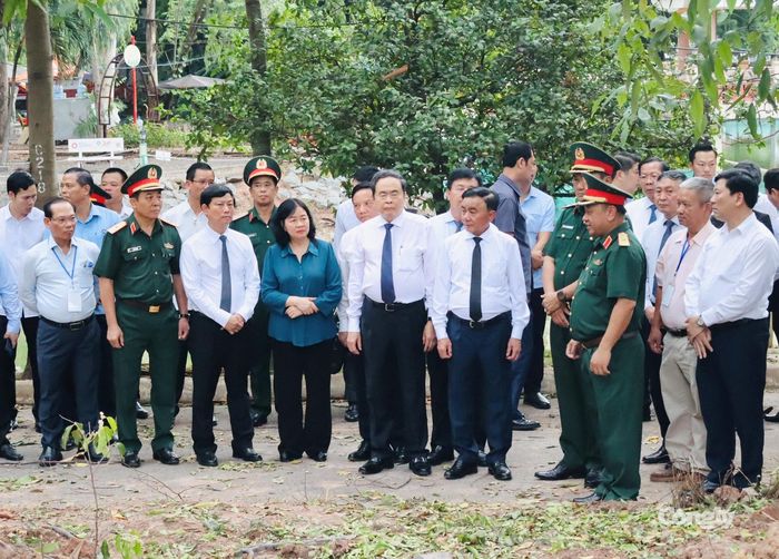 Lãnh đạo Đảng, Nhà nước nghe báo cáo về công tác tìm kiếm, quy tập hài cốt liệt sĩ tại Công viên Lê Thị Riêng.