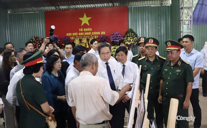 Đoàn công tác tham quan triển lãm ảnh tại Công viên Lê Thị Riêng.