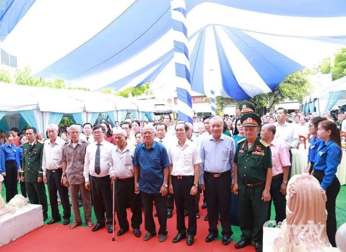 Các đại biểu tri ân các anh hùng liệt sĩ