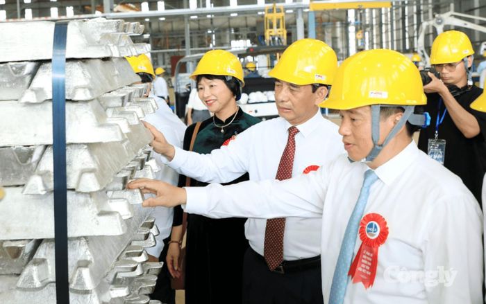 Đại tướng Phan Văn Giang tham quan xưởng và khu vực sản xuất tại Nhà máy điện phân Nhôm Đắk Nông.