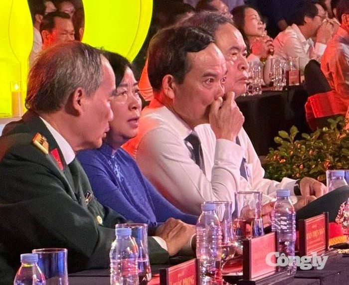 Bí thư Thành ủy TP.HCM Trần Lưu Quang xúc động tại chương trình.