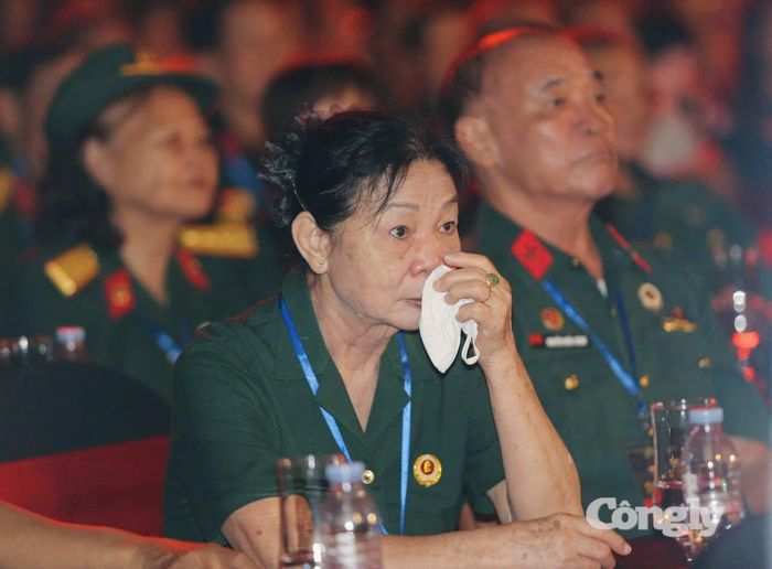 Cựu chiến binh xúc động tại chương trình.