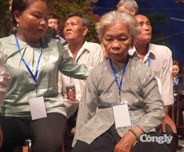 Bà Nguyễn Thị Lệ (80 tuổi, ngụ Tây Ninh), người thương liệt sĩ Huỳnh Văn Quên đến tham dự chương trình.