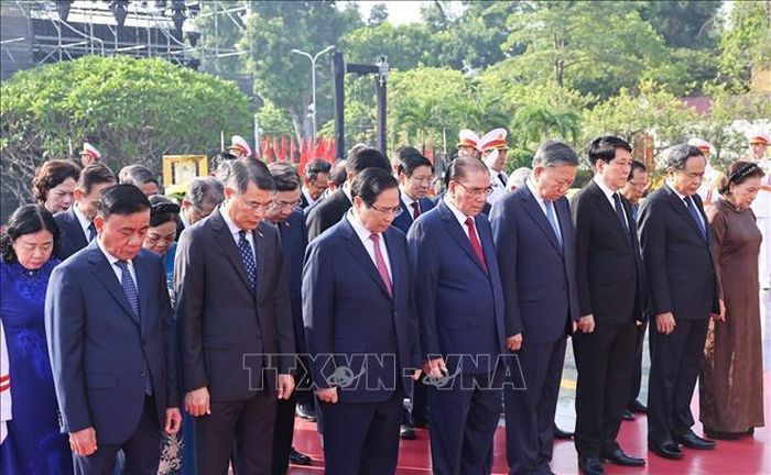 Các đồng chí lãnh đạo, nguyên lãnh đạo Đảng, Nhà nước đặt vòng hoa tại Đài tưởng niệm các Anh hùng liệt sĩ trên đường Bắc Sơn (Ba Đình, Hà Nội). Ảnh: Minh Đức/TTXVN