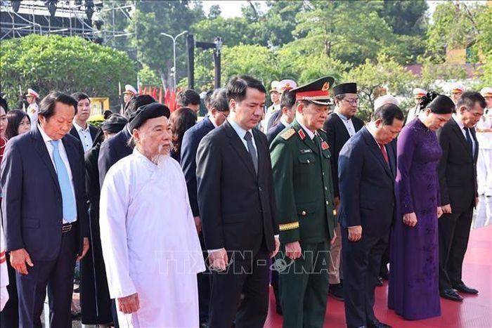 Đoàn đại biểu Ủy ban Trung ương MTTQ Việt Nam đặt vòng hoa tại Đài tưởng niệm các Anh hùng liệt sĩ. Ảnh: Minh Đức/TTXVN