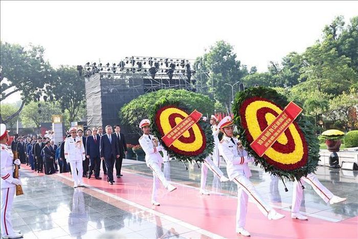 Đoàn Lãnh đạo Đảng, Nhà nước đặt vòng hoa tại Đài tưởng niệm các Anh hùng liệt sĩ trên đường Bắc Sơn (Ba Đình, Hà Nội). Ảnh: Minh Đức/TTXVN