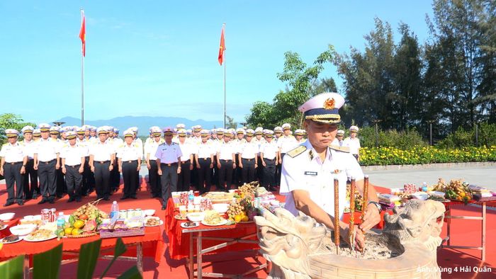 Thủ trưởng Bộ Tư lệnh Vùng 4 Hải quân hương tưởng niệm, tri ân các Anh hùng liệt sĩ.