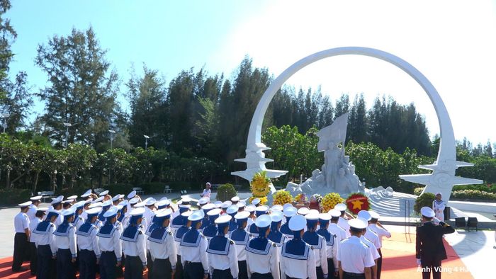 Đoàn đại biểu bày tỏ lòng thành kính và biết ơn sâu sắc đối với các Anh hùng liệt sĩ đã hiến dâng tuổi thanh xuân, xương máu bảo vệ Tổ quốc.