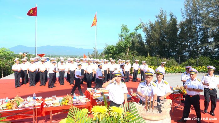 Các đại biểu thành kính tri ân, thắp hương tới các anh hùng, liệt sĩ.