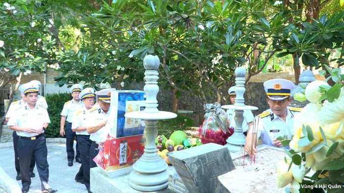 Các đại biểu dâng hương khu mộ gió tại Khu tưởng niệm chiến sĩ Gạc Ma.