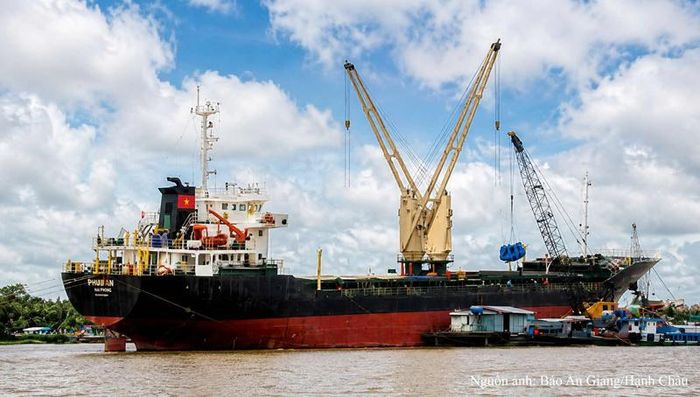 Logistics và cảng biển được xác định là mắt xích kết nối kinh tế biển với các ngành sản xuất, thương mại khác của tỉnh.