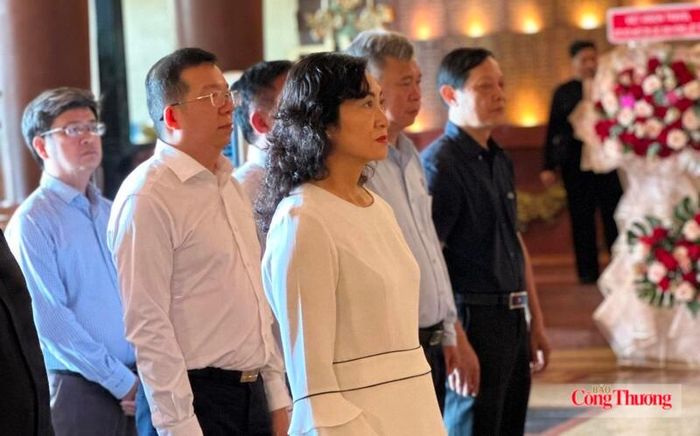  Thứ trưởng Phan Thị Thắng dẫn đầu Đoàn công tác của Bộ Công Thương đến dâng hoa, dâng hương tưởng niệm tại Nghĩa trang Liệt sĩ chính sách Củ Chi và Khu di tích lịch sử Đền Bến Dược (TP. Hồ Chí Minh).