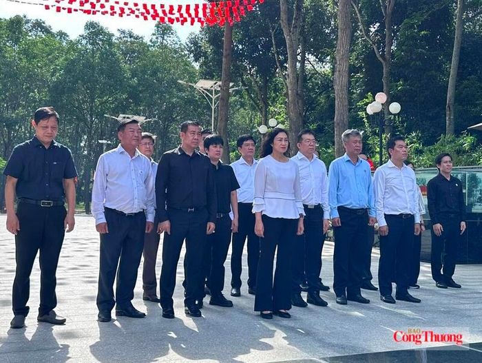  Hoạt động dâng hương không chỉ thể hiện đạo lý "Uống nước nhớ nguồn", "Đền ơn đáp nghĩa" của dân tộc mà còn là dịp để cán bộ, công chức, viên chức và người lao động Bộ Công Thương ôn lại truyền thống cách mạng hào hùng, bồi đắp lòng yêu nước, tinh thần trách nhiệm và ý thức cống hiến.