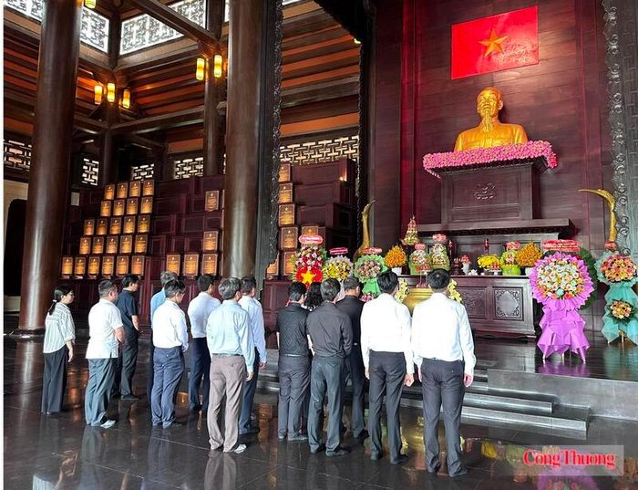 Đại diện lãnh đạo các đơn vị thuộc Bộ Công Thương tại phía Nam thành kính dâng hương tưởng nhớ các Anh hùng - Liệt sĩ.