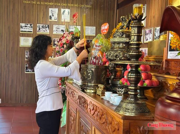 Trước anh linh Chủ tịch Hồ Chí Minh và các Anh hùng liệt sĩ, các đại biểu bày tỏ lòng biết ơn sâu sắc đối với những cống hiến, hy sinh to lớn của các thế hệ đi trước vì nền độc lập, tự do của dân tộc và hạnh phúc của Nhân dân. 