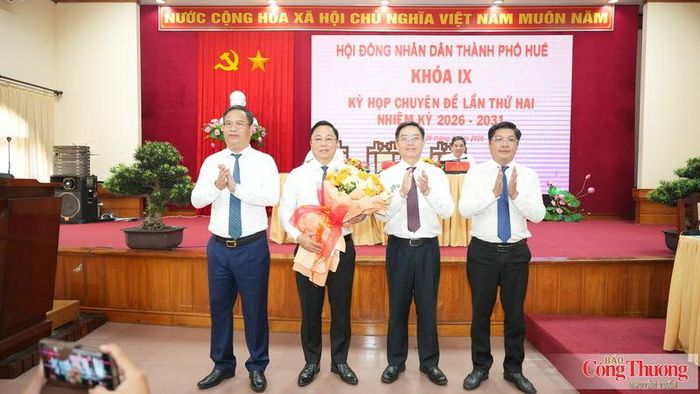 Lãnh đạo Thành ủy Huế chúc mừng tân Chủ tịch UBND thành phố Huế Lê Trí Thanh.