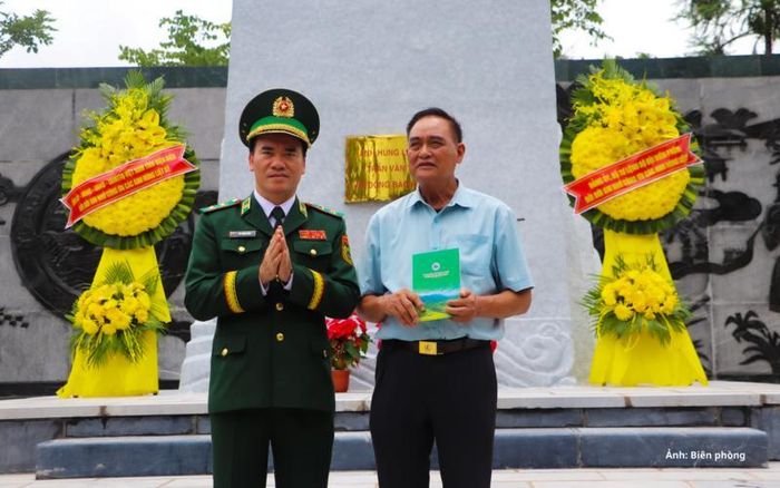 Trung tướng Vũ Trung Kiên trao quà của Đảng ủy, Bộ Tư lệnh Bộ đội Biên phòng tới ông Nguyễn Hồng Việt, đại diện thân nhân gia đình Anh hùng, liệt sĩ Trần Văn Thọ.
