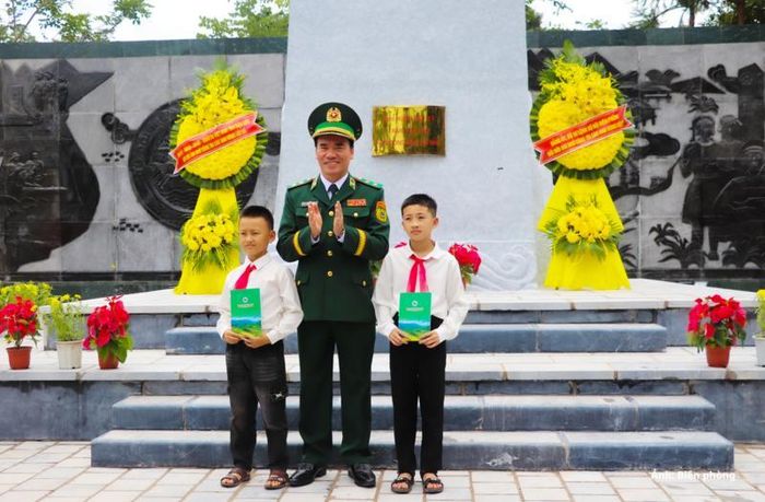 Trung tướng Vũ Trung Kiên trao quà tặng hai học sinh trong Chương trình “Con nuôi Đồn Biên phòng” do đồng chí nhận đỡ đầu.