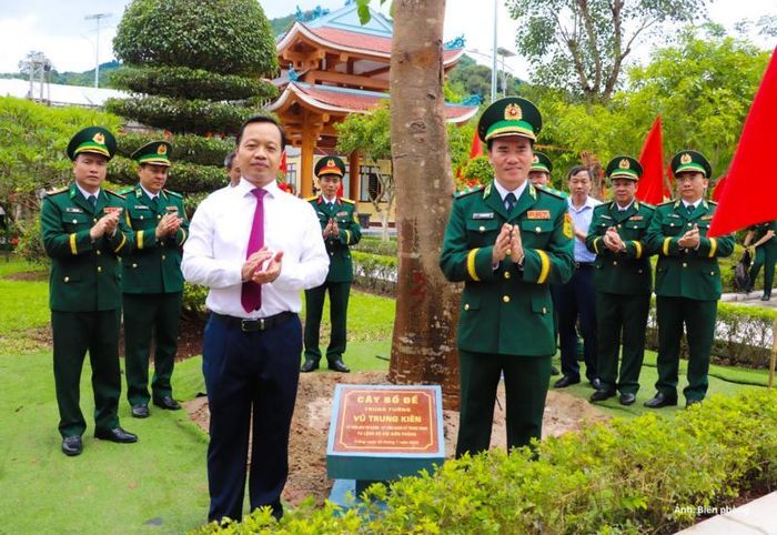Trung tướng Vũ Trung Kiên, Bí thư Tỉnh ủy Điện Biên Trần Tiến Dũng cùng các đại biểu trồng cây lưu niệm trong khuôn viên Khu tưởng niệm Anh hùng, liệt sĩ Trần Văn Thọ.