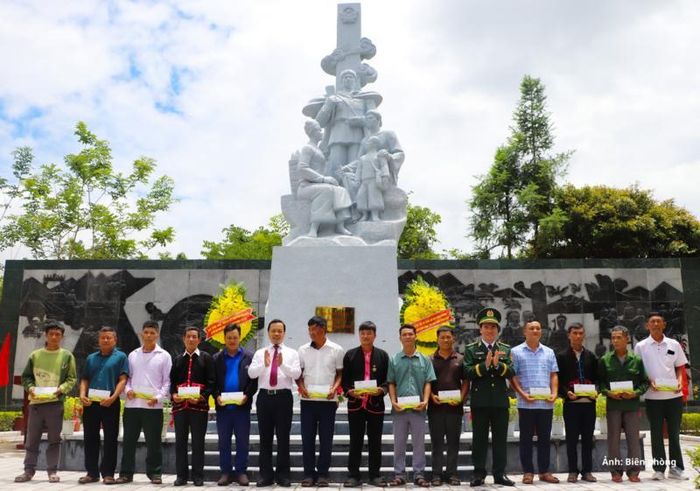 Trung tướng Vũ Trung Kiên, đồng chí Trần Tiến Dũng trao quà tặng các gia đình chính sách, người có công trên địa bàn xã Sín Thầu.