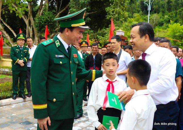 Trung tướng Vũ Trung Kiên và đồng chí Trần Tiến Dũng ân cần thăm hỏi, động viên các học sinh trong Chương trình “Con nuôi Đồn Biên phòng”.