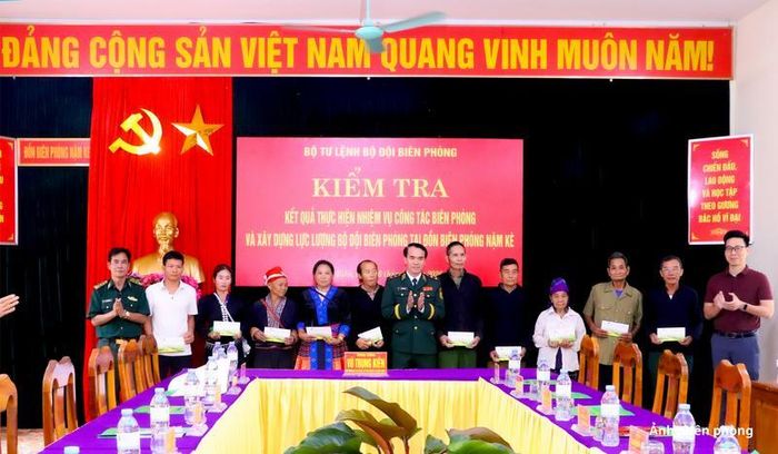 Trung tướng Vũ Trung Kiên trao quà cho gia đình chính sách và người có công trên địa bàn Đồn Biên phòng Nậm Kè, tỉnh Điện Biên.