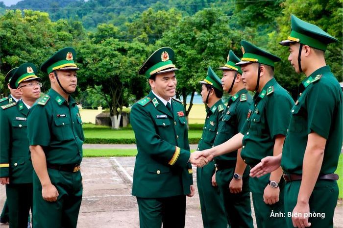 Trung tướng Vũ Trung Kiên cùng đoàn công tác thăm kiểm tra Đồn Biên phòng Nậm Kè.