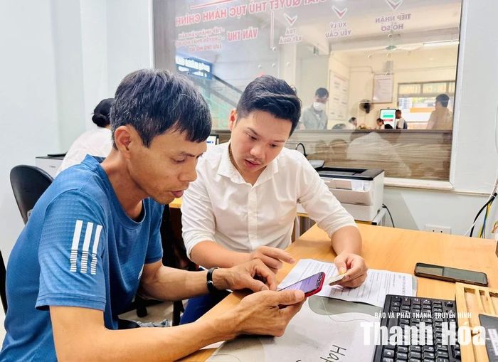 Cán bộ Bệnh viện Phụ sản Thanh Hóa hướng dẫn người dân thực hiện thủ tục hành chính trên ứng dụng VNeID.