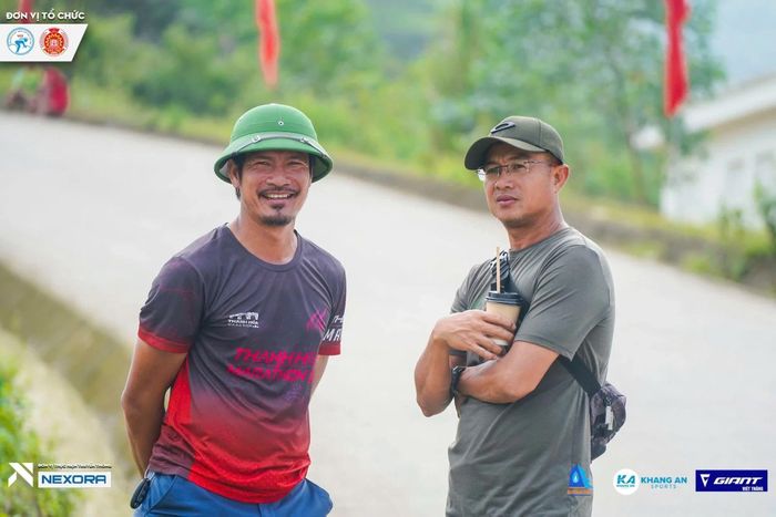 Sau 5 năm gắn bó, HLV Nguyễn Duy Chiến (trái) đã cùng đội Xe đạp Thanh Hóa làm nên những kì tích lịch sử. Ảnh: VCF