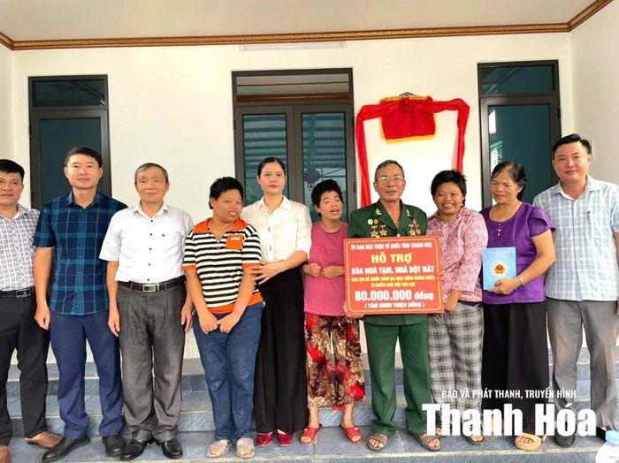 Ủy ban MTTQ Việt Nam tỉnh Thanh Hóa khánh thành, bàn giao nhà tình nghĩa cho gia đình ông Nguyễn Xuân Thiện.
