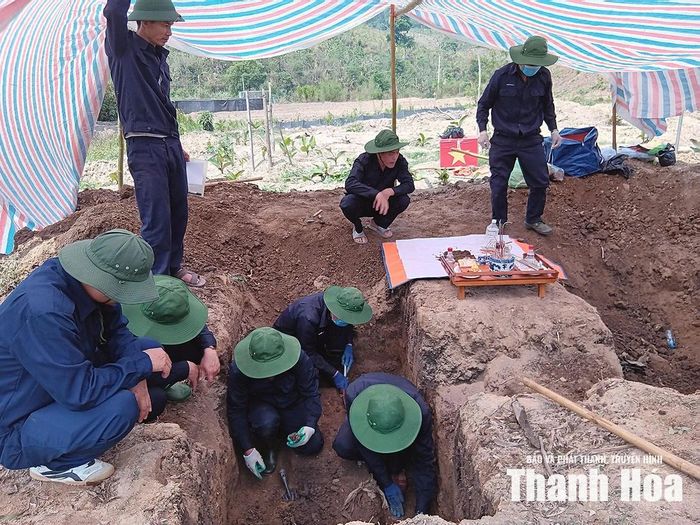 Cán bộ, chiến sĩ Đội Quy tập hài cốt liệt sĩ Bộ CHQS tỉnh Thanh Hóa cẩn trọng khai quật, tìm kiếm quy tập hài cốt liệt sĩ tại tỉnh Hủa Phăn (Lào). Xương máu các anh hòa vào đất và được nâng niu bằng sự kính trọng đối với những người đã ngã xuống vì Tổ quốc.