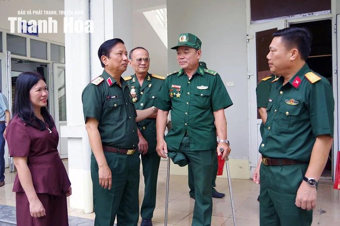 Trung tướng Hà Thọ Bình, Tư lệnh Quân khu 4 và và lãnh đạo Bộ CHQS tỉnh Thanh Hóa động viên người có công, thân nhân liệt sỹ và đối tượng chính sách tại Thanh Hóa.