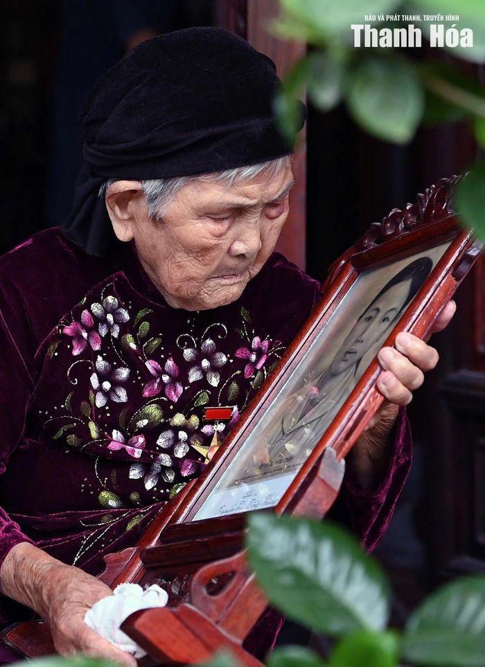 Mẹ Việt Nam anh hùng Phạm Thị Mùi, 102 tuổi, ở phường Đông Quang nâng niu di ảnh người con liệt sĩ đã mãi mãi không trở về. Có những mất mát không thể bù đắp, nhưng luôn được sưởi ấm bằng tình cảm và sự tri ân của cả cộng đồng.