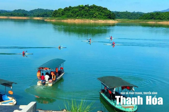 Hồ Bến En. Ảnh: Trần Đàm