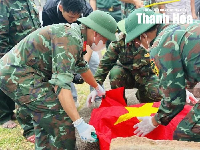 Cất bốc hài cốt liệt sĩ phục vụ công tác giám định ADN trong Chiến dịch “500 ngày đêm đẩy mạnh đẩy mạnh thực hiện tìm kiếm, quy tập và xác định danh tính hài cốt liệt sĩ”.