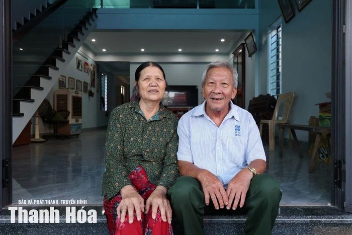 Ông Trương Tất Ngũ và bà Nguyễn Thị Lắm bên mái nhà đã cùng nhau gây dựng sau chiến tranh.