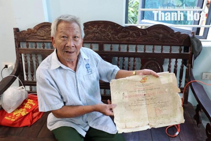 Ông Trương Tất Ngũ gìn giữ tấm Huân chương Kháng chiến hạng Ba đã sờn theo thời gian.