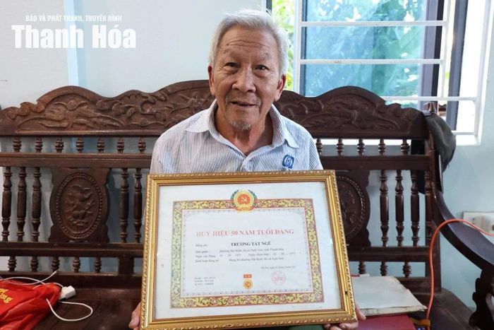 Ông Trương Tất Ngũ được trao tặng Huy hiệu 50 năm tuổi Đảng.