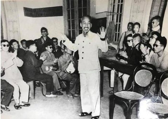 Chủ tịch Hồ Chí Minh thăm và chúc tết các đồng chí thương binh ở Trường Thương binh hỏng mắt, ngày 11/2/1956. Ảnh tư liệu