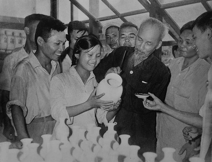 Ngày 26/7/1962, Chủ tịch Hồ Chí Minh thăm phân xưởng vẽ hoa, Nhà máy Sứ Hải Dương, Bác viết lưu niệm vào chiếc lọ hoa với 5 chữ “Phải cố gắng tiến bộ”. Ảnh tư liệu