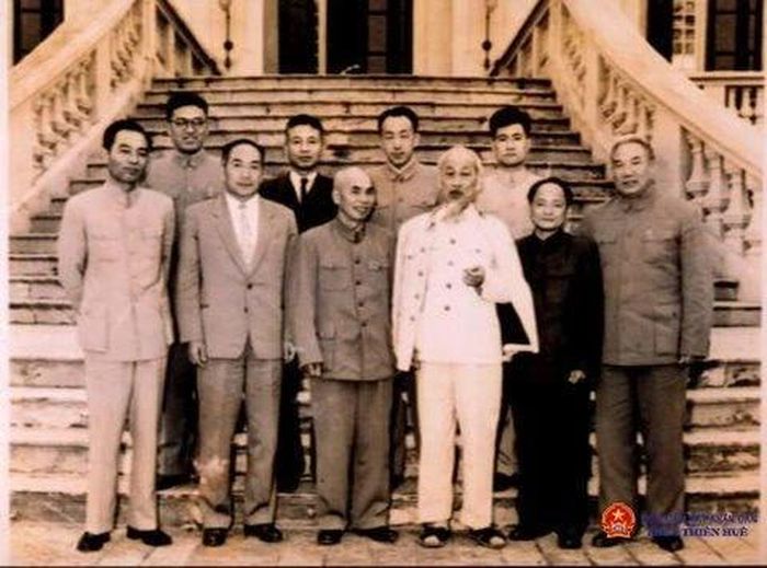 Chủ tịch Hồ Chí Minh và đồng chí Hoàng Quốc Việt tại Viện Kiểm sát Nhân dân tối cao (khi đồng chí giữ chức Viện trưởng Viện Kiểm sát Nhân dân tối cao). Ảnh tư liệu