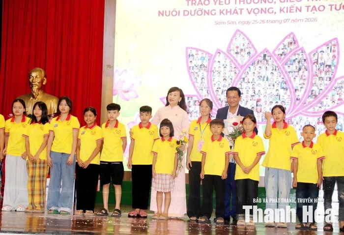 Trẻ mồ côi tặng hoa cho “Mẹ đỡ đầu” Tập đoàn Đại Dũng